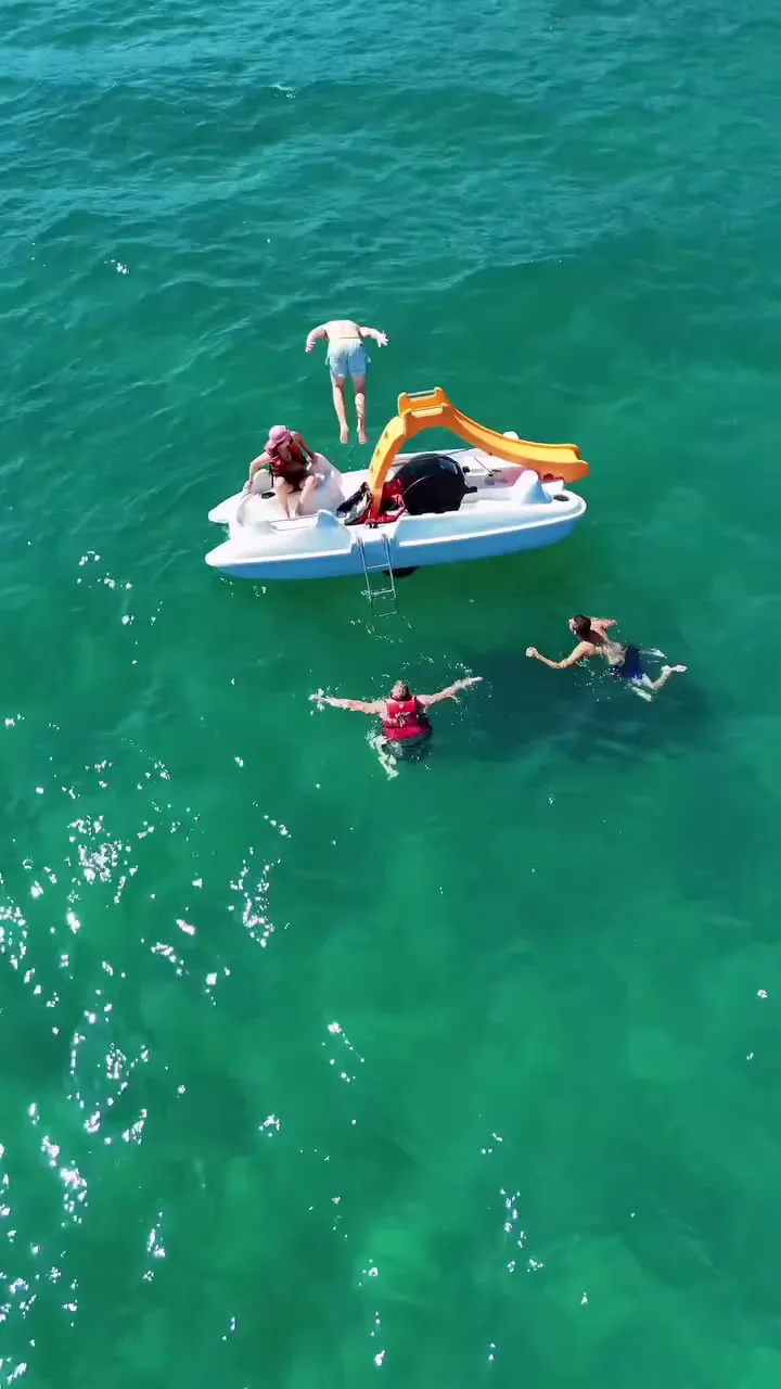 Eau turquoise de La Gaillarde vue du ciel, avec pédalo et paddle
